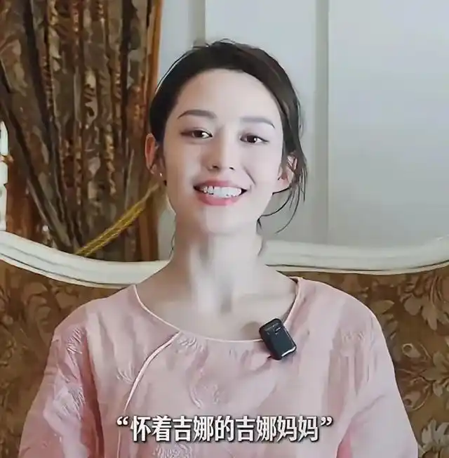 怀孕女明星大肚照_真实治愈孕肚美学_吉娜孕肚照