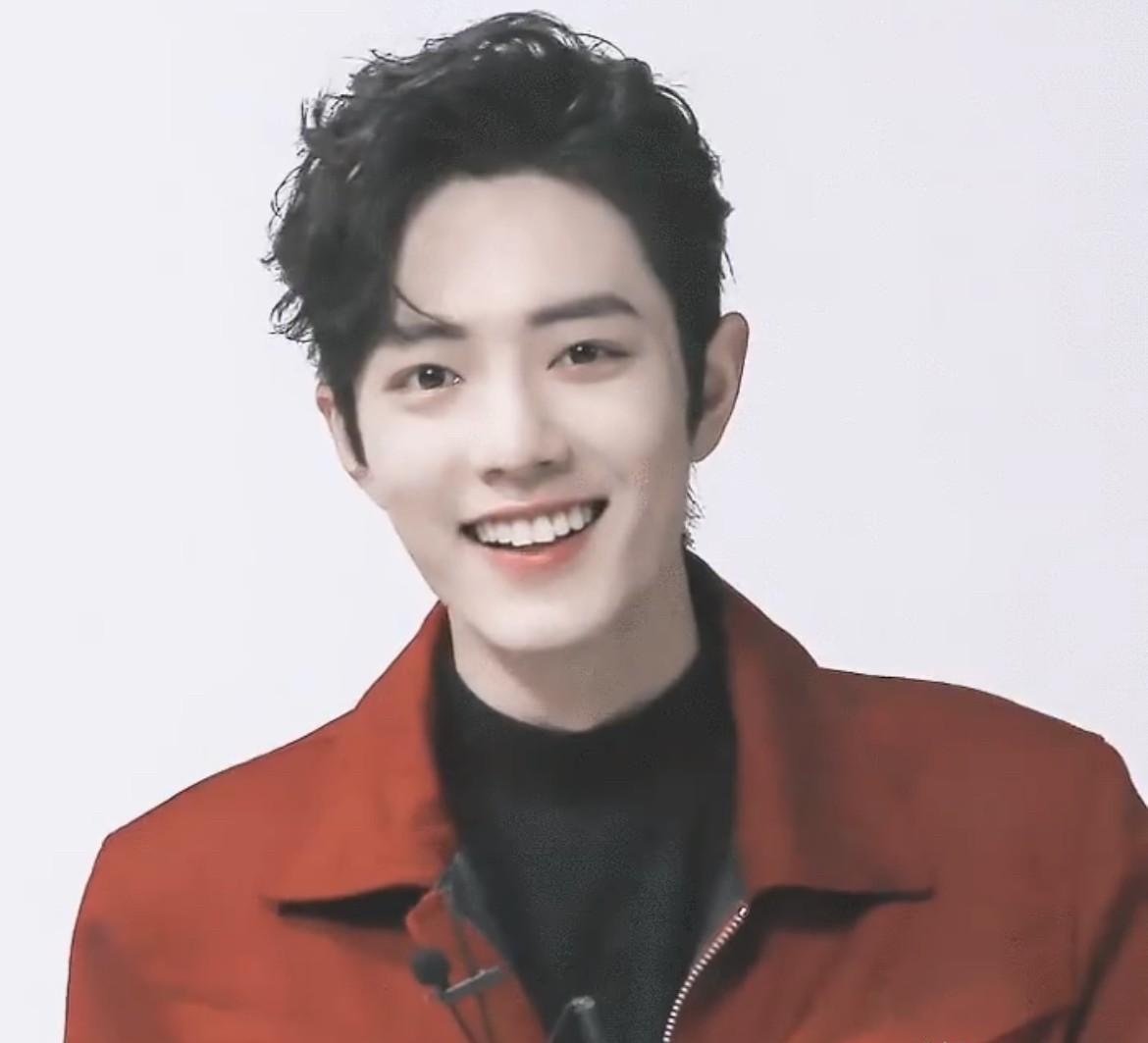 肖战看别人拍吻戏，小表情太欠了！怪不得小时候被男女混合双打